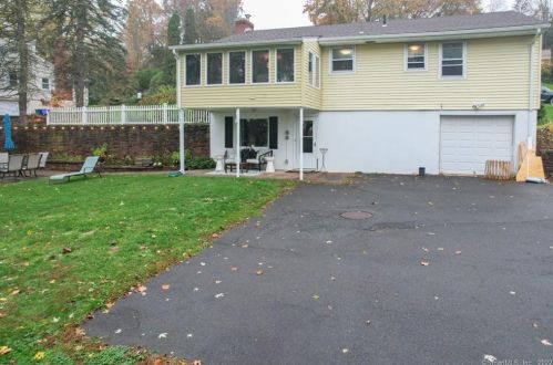 39 Maryland Dr, Middlefield CT  06455-1005 exterior
