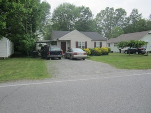 513 Country Club Dr, Tullahoma, TN 37388-2518