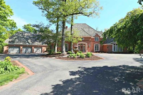 818 Grand Oak Dr, Peoria, IL 61615-1133