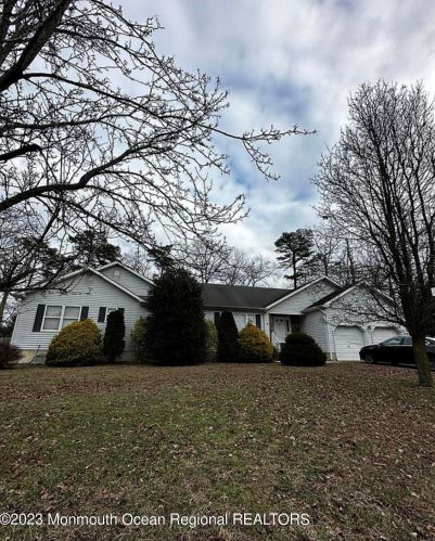 3 Stollman St, Berkeley Township, NJ 08721-1267