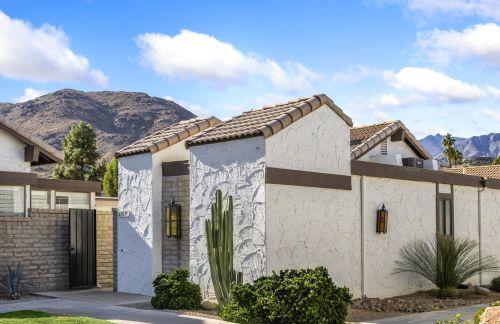 2467 Miramonte Cir, Palm Springs, CA 92264-5729