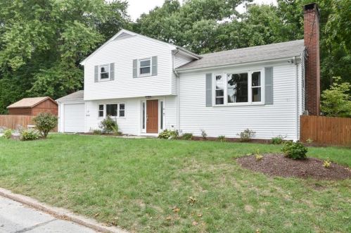 56 Riverside Dr, Lincoln, RI 02865-1511