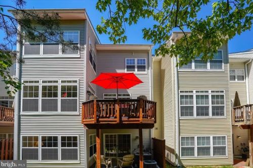 7328 Hampton Manor Pl, Springfield VA  22150-4921 exterior