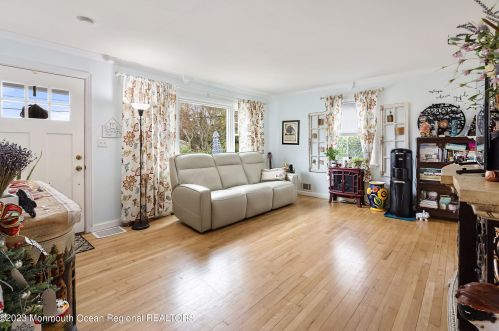 605 Front St, Tinton Falls NJ  07701-5515 exterior