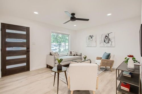 1704 Fair Oaks Dr, Austin TX  78745-2810 exterior