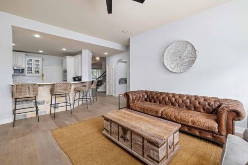 7904 Crandall Rd, Austin TX  78739-1910 exterior