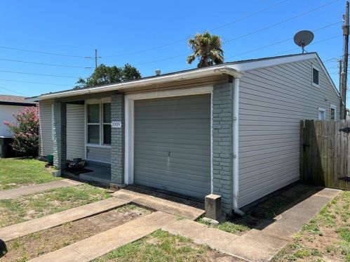 2009 Neumann Dr, Galveston, TX 77551-5064