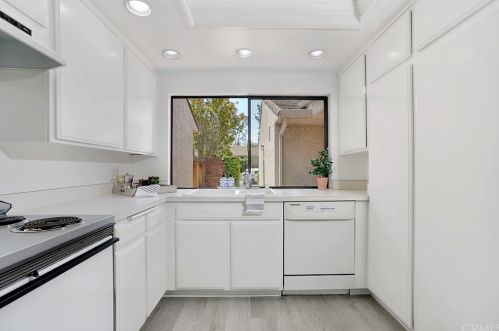 5215 Thorn Tree Ln, Irvine CA  92612-2346 exterior