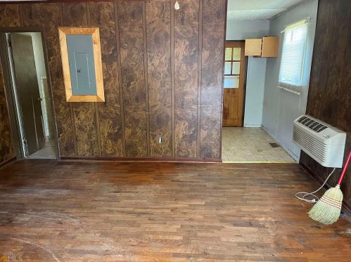 259 Glenn St, Jackson, GA 30233-1724