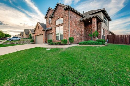733 Dalrock Rd, Fort Worth, TX 76131-3520
