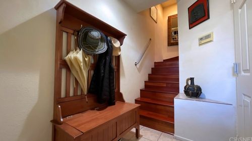 672 Indian Oak Ln, Calabasas, CA 91377-5638