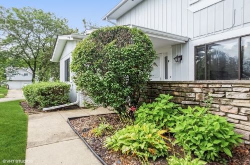 158 Chatham Ct, Hanover Park, IL 60108-8229