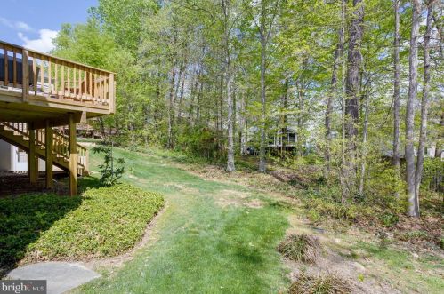 5707 Oak Leather Dr, Springfield VA  22015-2315 exterior