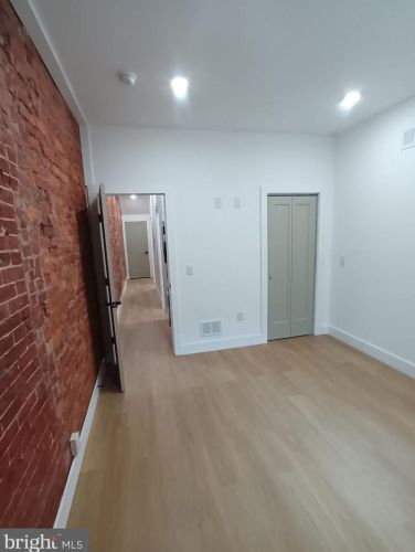 3018 9th St, Philadelphia, PA 19133-2027