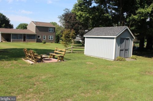 2482 Creek View Dr, Lancaster PA  17602-1451 exterior