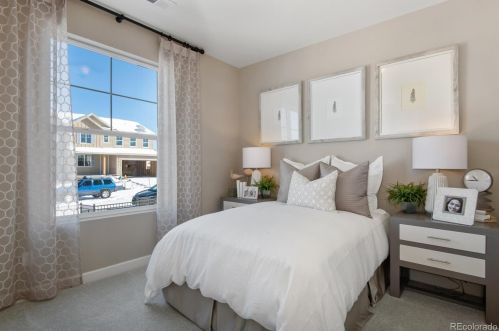 27984 9th Dr, Aurora, CO 80018