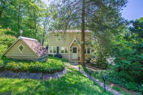 21 Lagoon Trl, Kinnelon, NJ 07405-3310