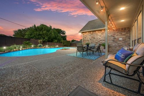 2312 Colleen Ct, Carrollton TX 75007-2037 exterior