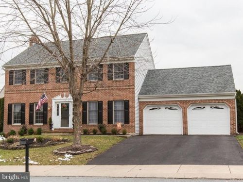 4 Horseshoe Dr, Ephrata, PA 17522-8816