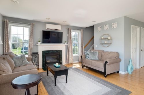 5 Stephen Dr, Stratham, NH 03885-2482