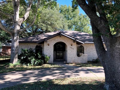1825 Bowie St, Columbus, TX 78934-2803