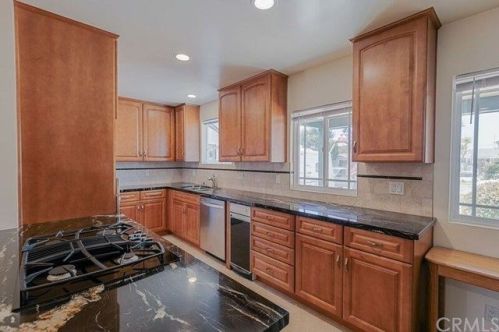 13724 Rossburn Ave, Hawthorne, CA 90250-6460