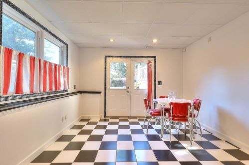 4086 Haverhill Dr, Atlanta GA  30342-3818 exterior