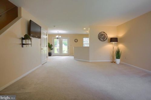 141 Heron Way, Carlisle PA  17013-8747 exterior