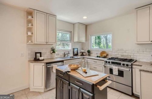 530 Elmwood Rd, Atlanta GA  30318-8105 exterior