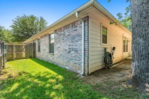 2431 Arbor Ct, Irving TX  75060-6568 exterior