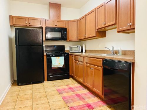 733 Liberty Ct, Piscataway, NJ 08854-7206