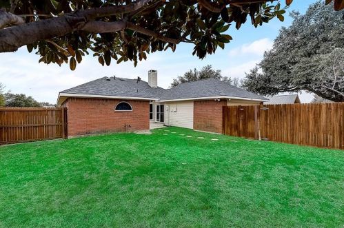 1422 Mapleview Dr, Carrollton TX 75007-6019 exterior