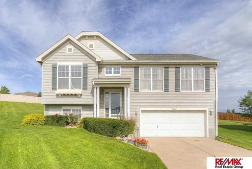 15520 Leeman Cir, Bennington, NE 68007-1817