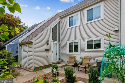 1576 Goldenrain Ct, Herndon VA  20190-4037 exterior