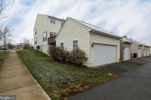 12 Payne St, Charles Town, WV 25414-5536