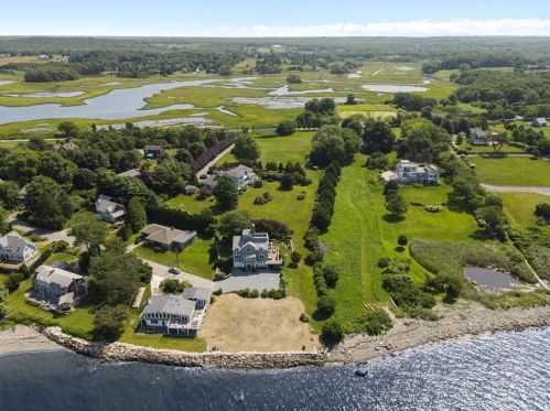 135 Driftwood Dr, Tiverton, RI 02878-4801