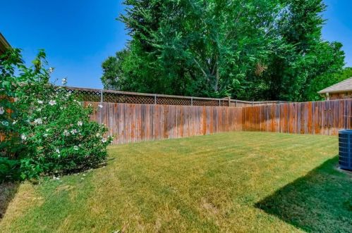 832 Claycourt Cir, Fort Worth, TX 76120-2804