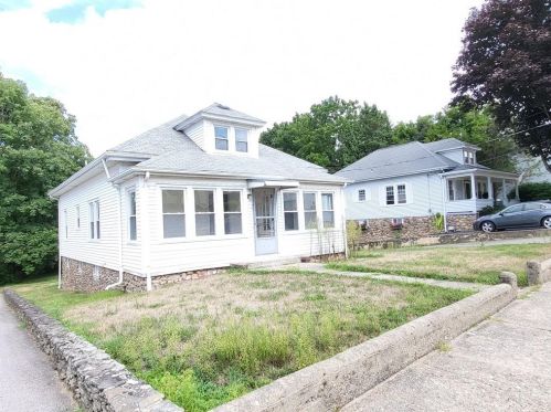 32 Narragansett Ave, Westerly, RI 02891-1931