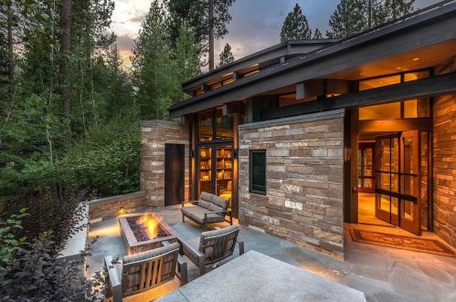8209 Valhalla Dr, Truckee CA  96161-3384 exterior