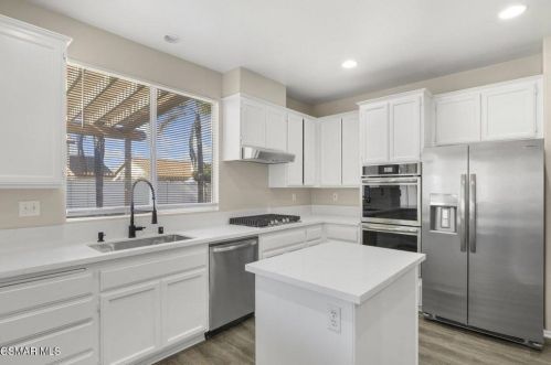 821 Olivia Dr, Oxnard, CA 93030-5460