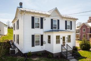 106 2nd St, Shenandoah, VA 22849-1506