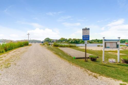 129 Palm Beach Ave, South Kingstown, RI 02882-4454
