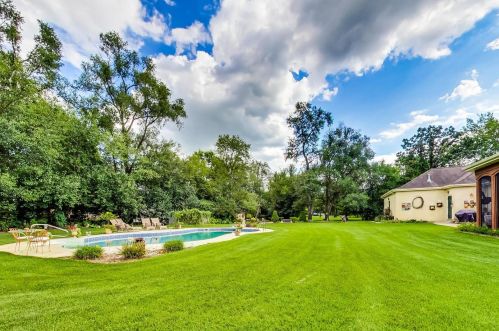 8901 Maple Ave, Willowbrook IL 60527-6469 exterior