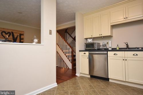 1630 Poplar Grove Dr, Herndon VA  20194-1738 exterior