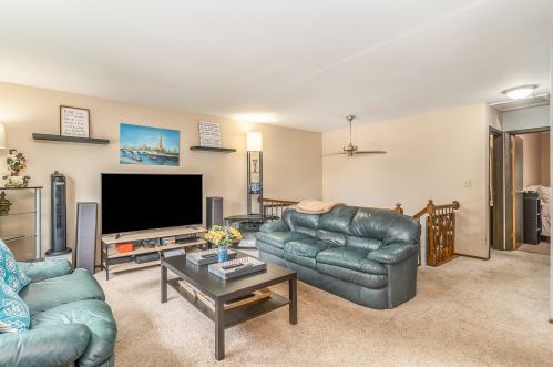 2190 Leeward Ln, Hanover Park, IL 60133-6067