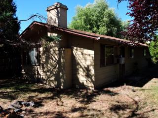 112 2nd St, Talent, OR 97540