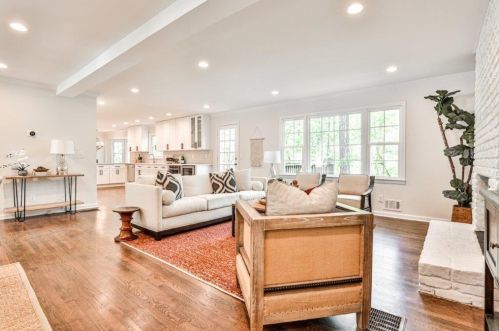3911 Edenton Ct, Atlanta GA  30319-1883 exterior