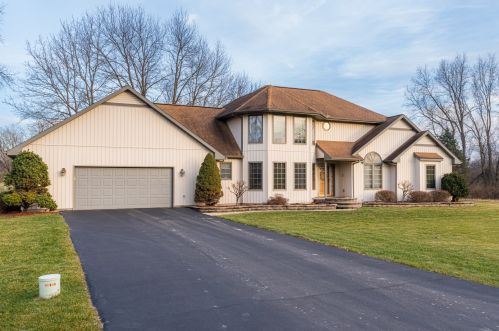 206 Deer Paint Dr, Nelson, IL 61021-8106