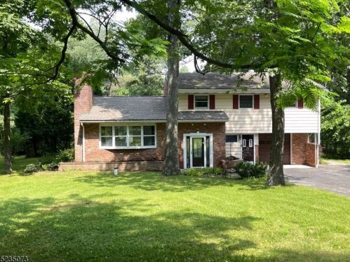 21 Hampton Heights Rd, Lafayette, NJ 07848-3811