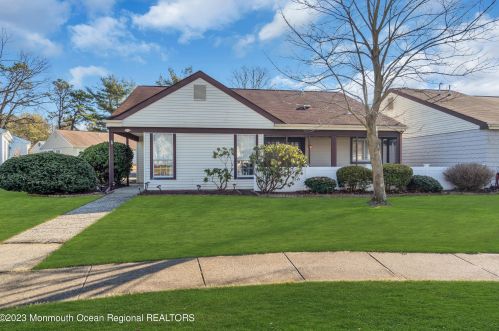853 Winchester Ct, Lakehurst, NJ 08759-5359